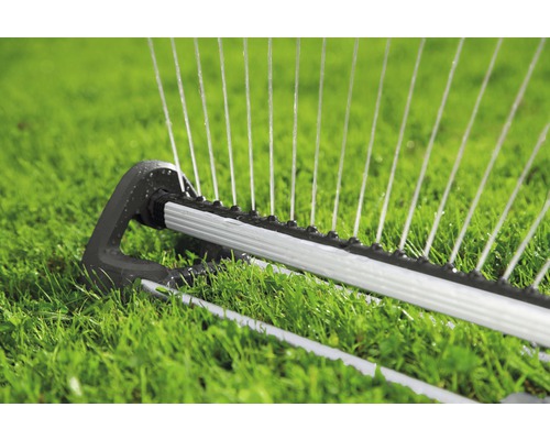 Rasensprenger im Einsatz auf einer grünen Rasenfläche