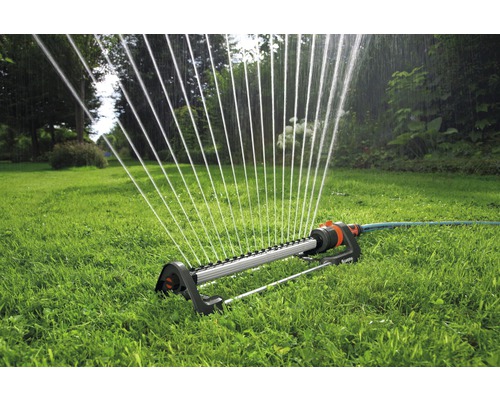 Rasensprenger bei der Bewässerung eines Rasens.