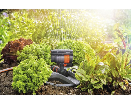 Gardena Vielflächenregner im Einsatz zur Gartenbewässerung zwischen Pflanzen