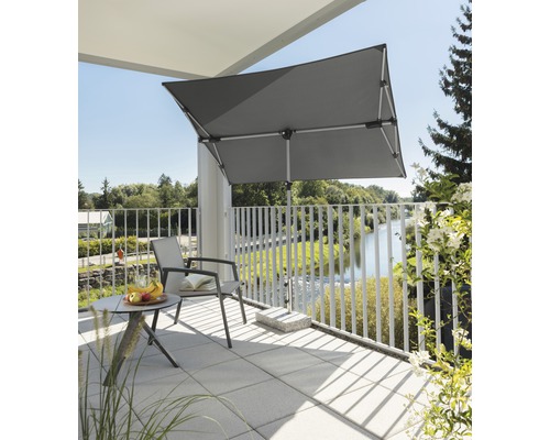 Balkon mit einem Sonnenschirm, Stuhl und Tisch mit Obst