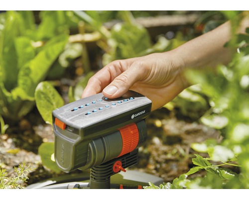 Gardena Vielflächenregner zur Gartenbewässerung mit Hand eingestellt