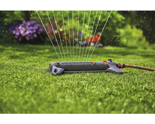 Arroseur de pelouse arrosant un jardin