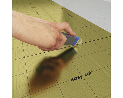 Zuschneiden einer Dämmunterlage mit einem Teppichmesser