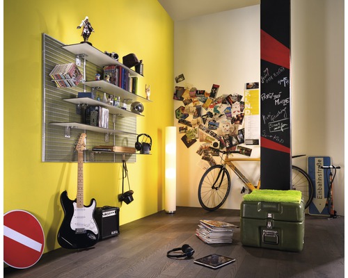 HPL Kompaktplatte 6x1020x2650 mm Jugendzimmer mit Regalsystem, Gitarre, Fahrrad und Dekorationen für einen individuellen Stil.