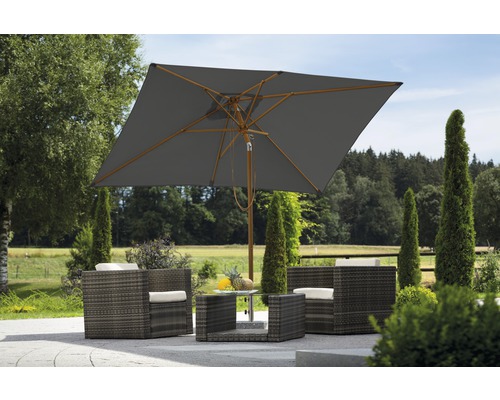 Quadratischer Sonnenschirm über Sitzgruppe im Garten