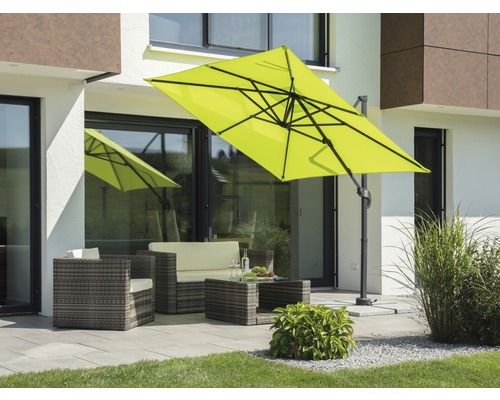 Gartenszene mit Ampelschirm, Sitzgruppe und Tisch auf einer Terrasse