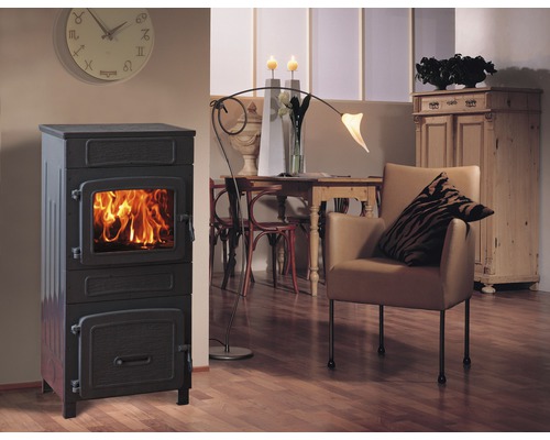 Raumansicht mit Kaminofen, Stuhl, Esstisch und Uhr