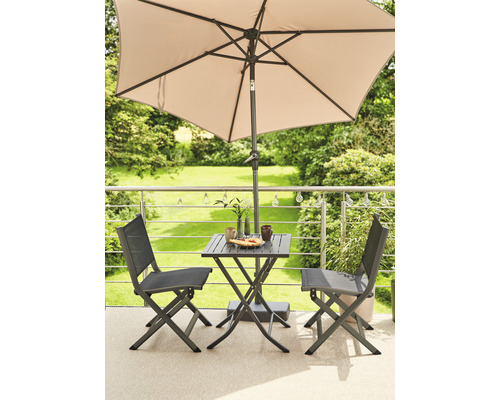 Gartenset mit Sonnenschirm, Tisch und zwei Klappstühlen auf einem Balkon