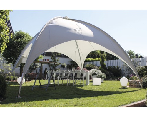 Gartenszene mit Pavillon, Tisch und Stühlen auf Rasenfläche