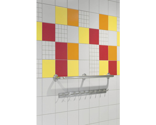 Wandfliesen mit Handtuchhalter und Hakenleiste