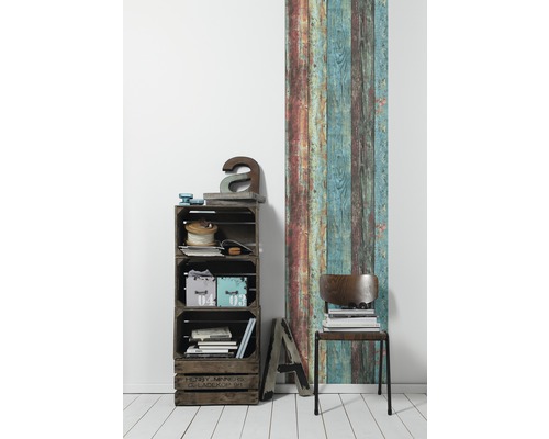 Scène décorative avec étagère en bois, chaise et panneau mural en bois