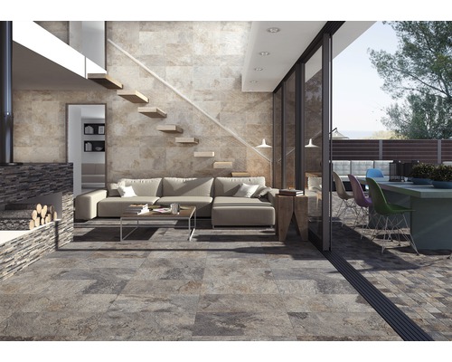 Wohnzimmer mit Fliesenboden, Couch, Treppe und Kamin