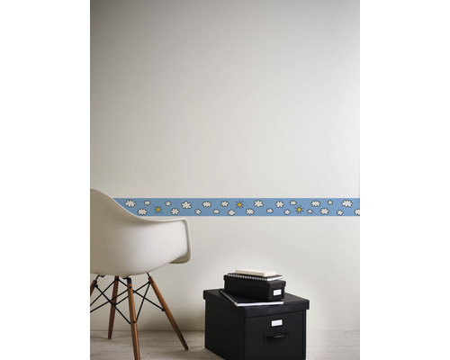 Décoration murale avec bordure à motif de nuages et de soleil dans une chambre d''enfant
