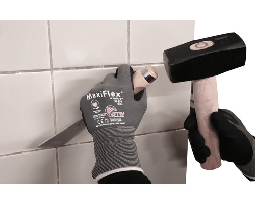 Enlèvement de carreaux avec marteau, burin et gants