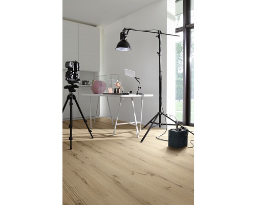 Produktionsstudio mit Kamera auf Stativ, Tisch, Lampe und verlegtem Bodenbelag