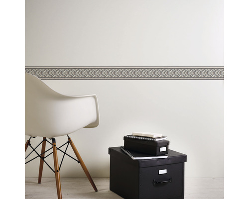 Vue d''une pièce avec bordure, chaise et boîtes de rangement