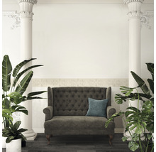 Interieur mit Sofa, Zierleisten und Säulen