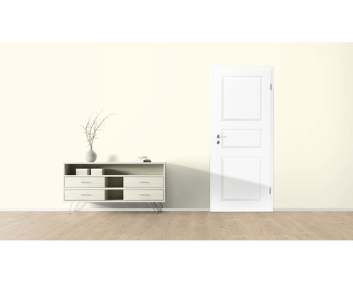 Heller Raum mit Kommode, Dekoration und Tür