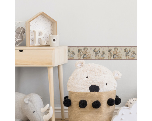 Chambre d''enfant avec bordure, table d''appoint et jouets