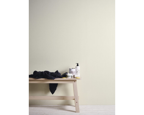 Raumansicht mit Farbe an der Wand, Hocker mit Handtuch, Farbdose und Lotion