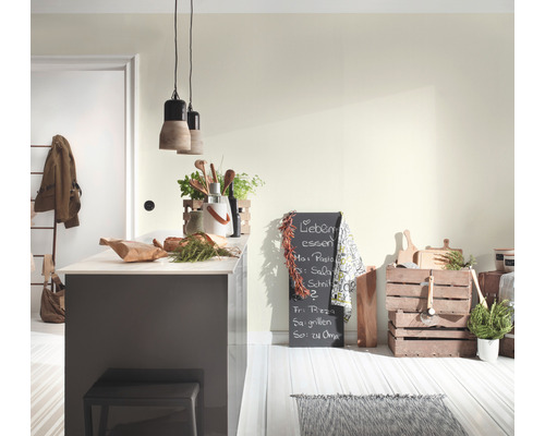 Heller Küchenraum mit Kücheninsel, Tafel und Holzkisten als Dekoration