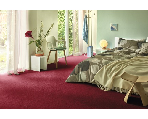 Chambre lumineuse avec lit, tapis, chaise et décoration