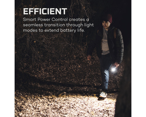 Mann geht mit einer LED Taschenlampe im Dunkeln spazieren