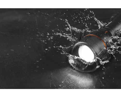 Wasserdichte Taschenlampe mit hellem Lichtstrahl im Wasser