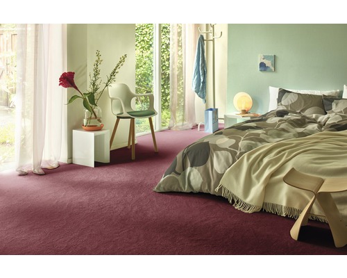 Chambre avec lit, moquette, chaise et décoration