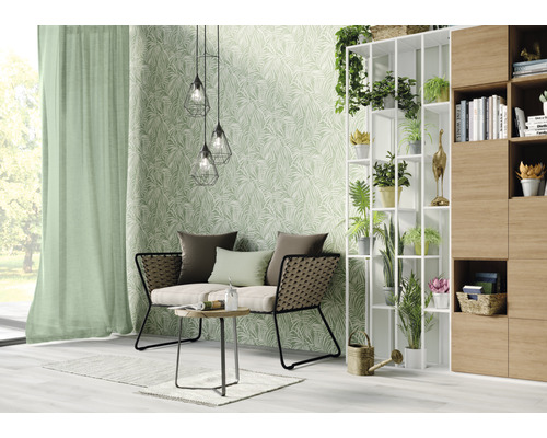 Salon avec canapé, table, étagère, décoration et papier peint à motif de feuilles