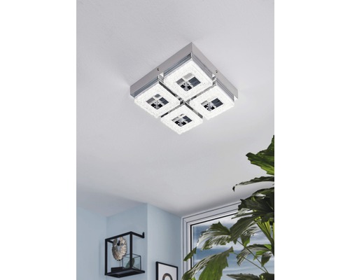 Quadratische Deckenleuchte mit vier Lampen im Wohnzimmer