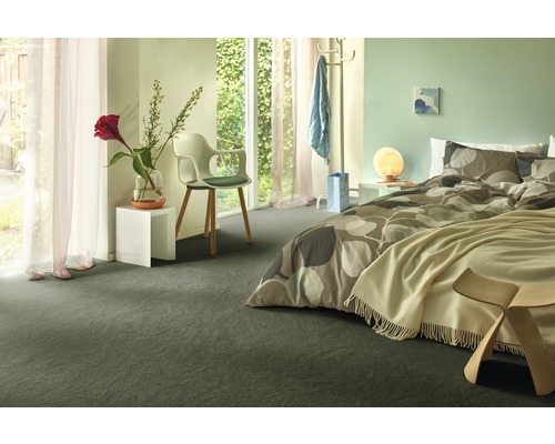 Chambre avec lit, chaise et moquette