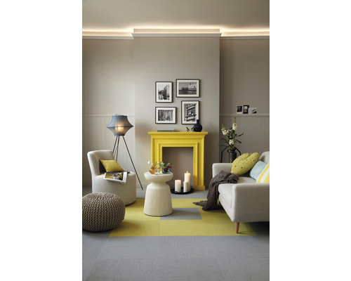 Salon avec fauteuil, canapé, tapis, table d''appoint et cheminée jaune