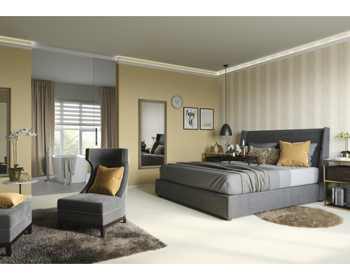 Chambre avec lit, fauteuil et baignoire dans un design lumineux
