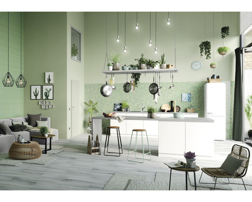 Salon lumineux avec cuisine, canapé, chaises, tables, lampes et éléments décoratifs