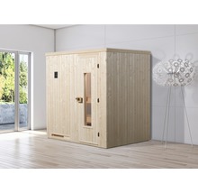 Holzsauna mit Glastür in einem hellen Raum