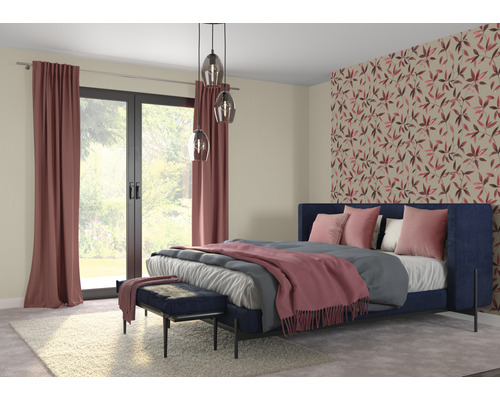 Chambre avec lit, table de chevet, rideaux et papier peint à motifs végétaux