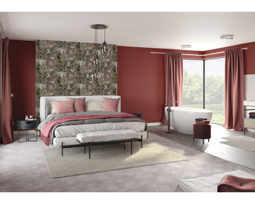 Geräumiges Schlafzimmer mit Bett, Badewanne und floraler Tapete