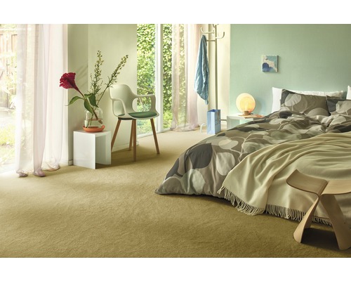 Chambre claire avec moquette, lit et mobilier