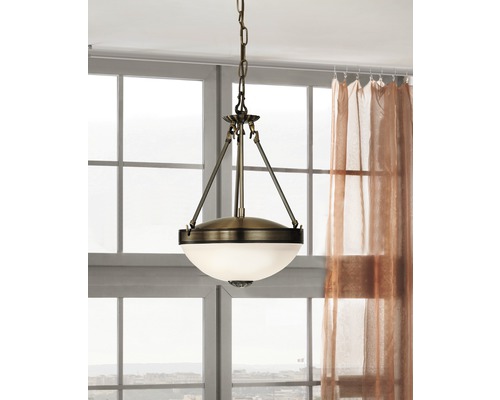 Suspension avec abat-jour en verre et suspension en métal devant la fenêtre