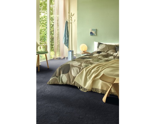 Chambre à coucher avec lit, moquette et décor clair