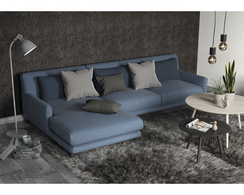 Salon avec canapé, coussins, tapis et table