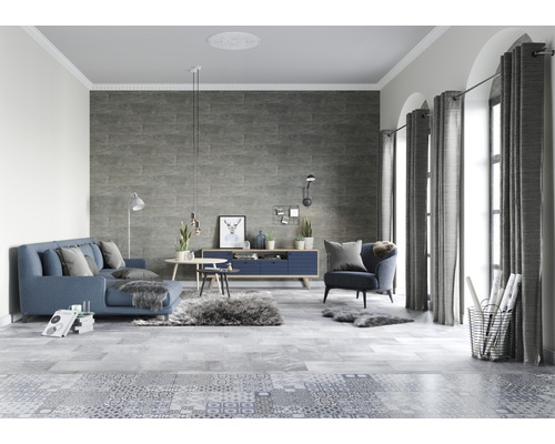 Salon avec canapé, fauteuil, buffet, table basse, rideaux et carrelage