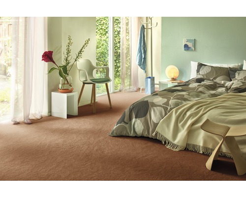 Helles Schlafzimmer mit Bett, Stuhl und braunem Teppich