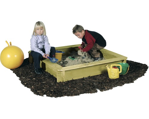 Bac à sable avec enfants, jouets de sable et ballon sauteur sur paillis d''écorce