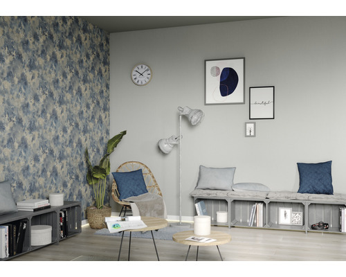 Salon moderne avec papier peint à motifs, siège et décoration