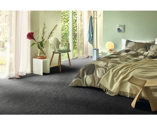 Chambre à coucher avec lit et moquette grise