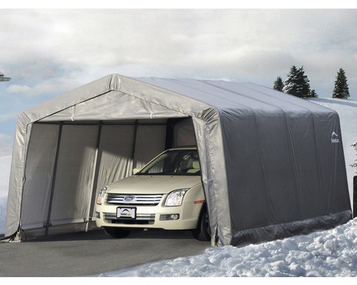 Auto unter einem Unterstand aus Gewebeplane im Winter