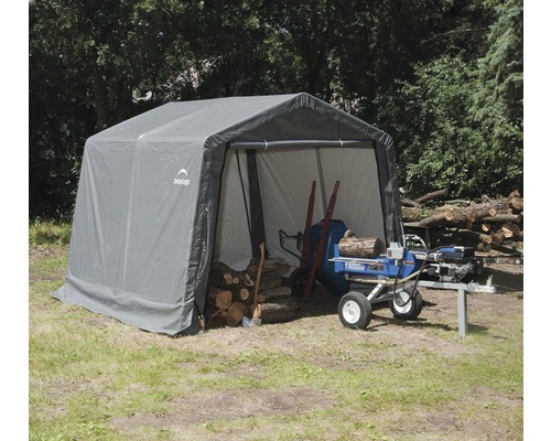 Graue Gerätegarage mit Holzspalter und Holzscheiten
