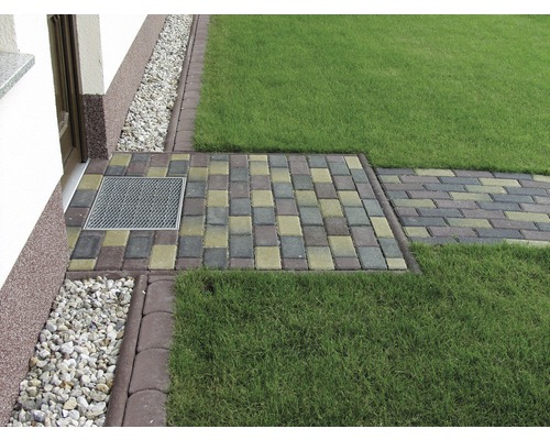 Gartenweg mit Rasenfläche und Entwässerungsrinne